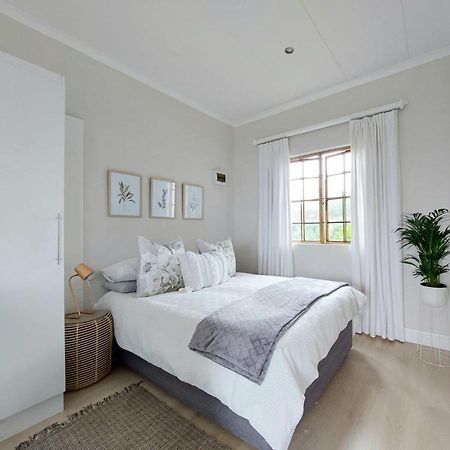 Upmarket Off Grid Cottage On Organic Farm In Secure Estate Howick Luaran gambar