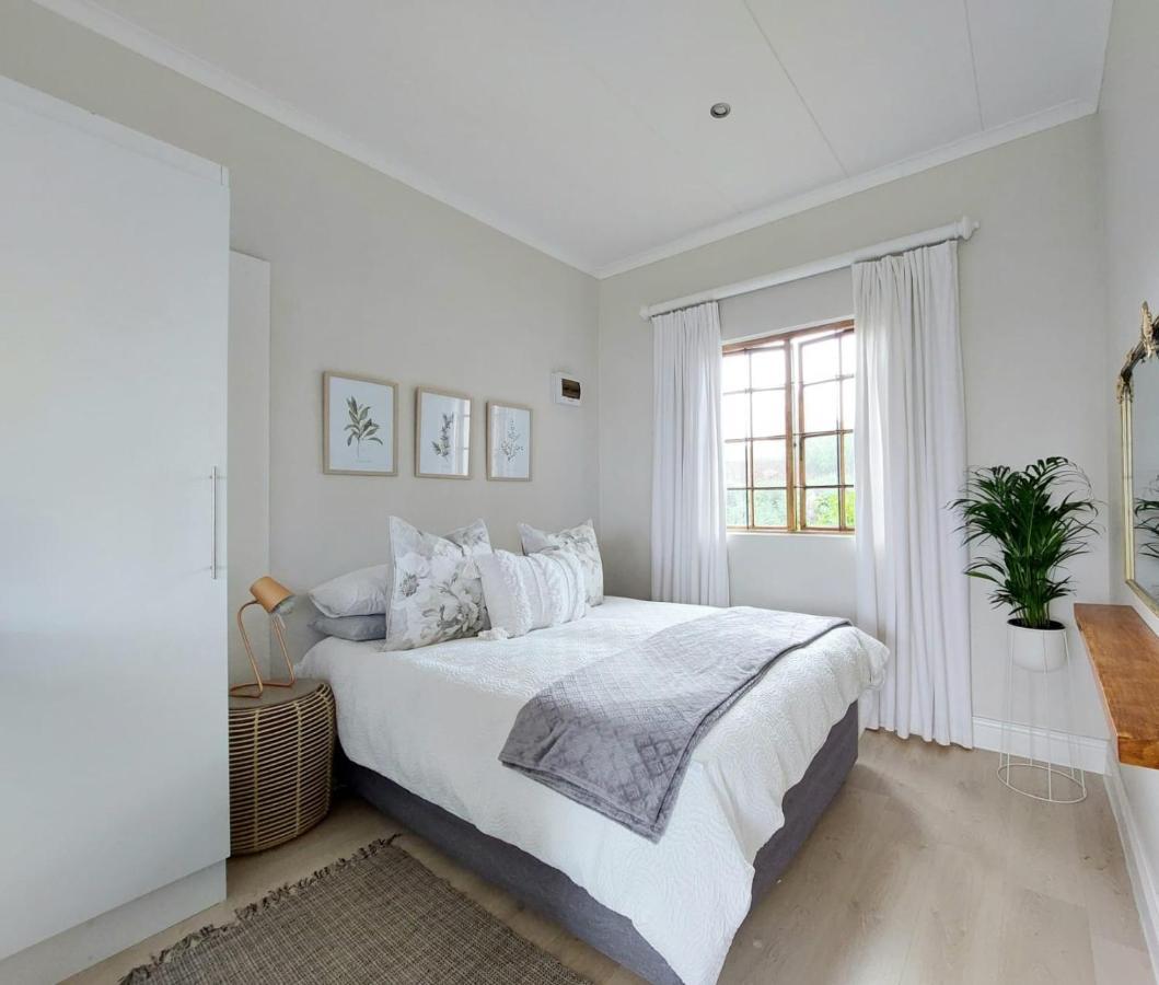 Upmarket Off Grid Cottage On Organic Farm In Secure Estate Howick Luaran gambar